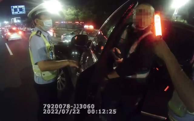 車主喝酒后找了個代駕上路了,沒想到代駕喝得比他還多 車主喝酒后找了個代駕上路了,沒想到代駕喝得比他還多