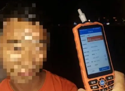 妻子把車鑰匙藏起來(lái),也攔不住男子酒駕...... 妻子把車鑰匙藏起來(lái),也攔不住男子酒駕......